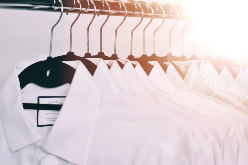 Camisas para traje, muestras de camisas tradicionales en tonos blancos para elección del cliente.
