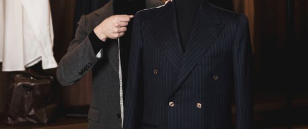 Que es un sastre, sastre realizando la prueba final a uno de sus clientes