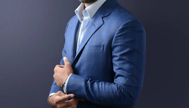 Traje azul, hombre joven con un traje azul innovador