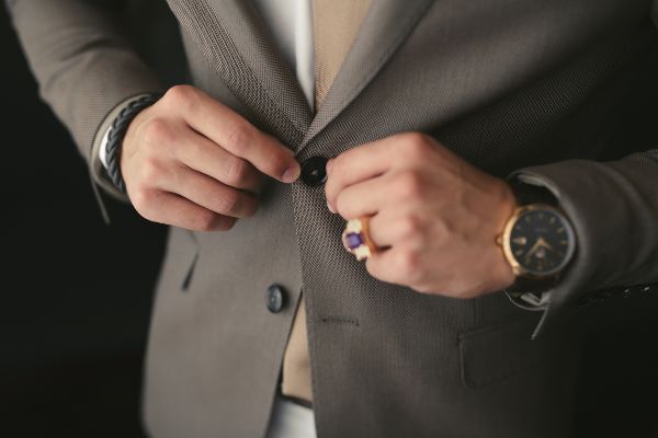 Trajes para novio, hombre formal con traje color café