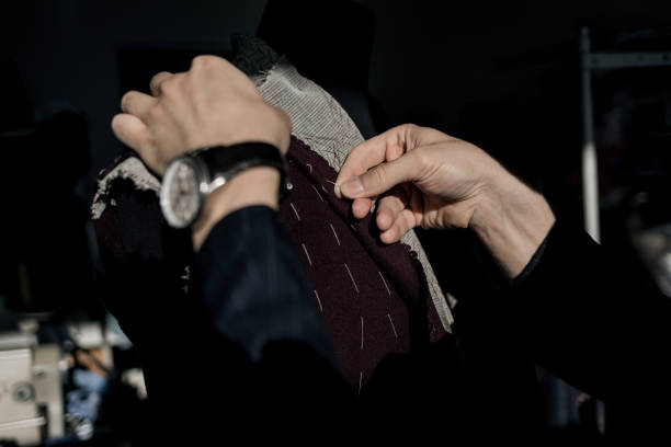 Sastre CDMX tomando las medidas necesarias en una solapa para un saco de un cliente