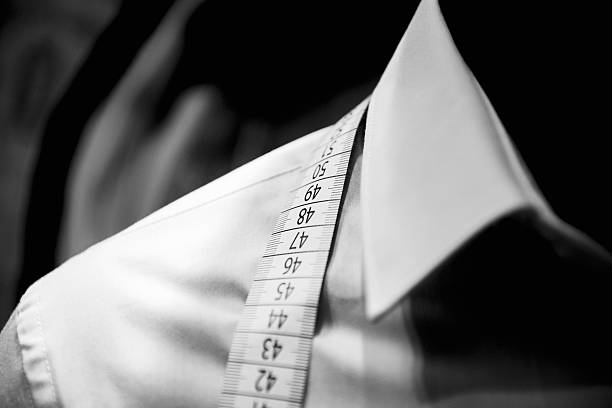 Sastrerías, fotografía blanco y negro de una camisa con cinta métrica