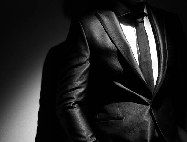 Tipos de traje para hombre, traje negro elegante en fotografía blanco y negro