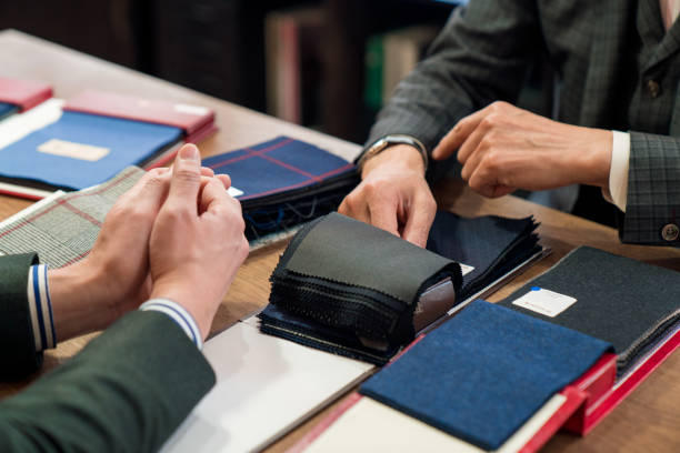 Trajes a la medida CDMX, un cliente de sastrería haciendo la elección de la tela para sus trajes