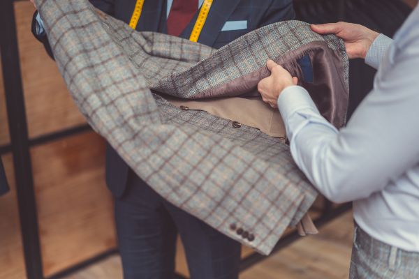 Compostura, un sastre y un cliente revisando una prenda que necesita de una compostura.
