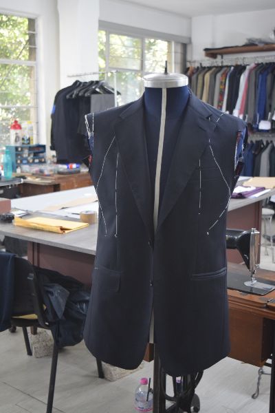 Trajes a la medida CDMX; maniquí con un traje en producción