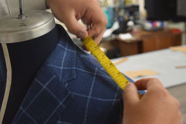 Trajes a la medida CDMX; toma de medida para el hombro de un saco formal