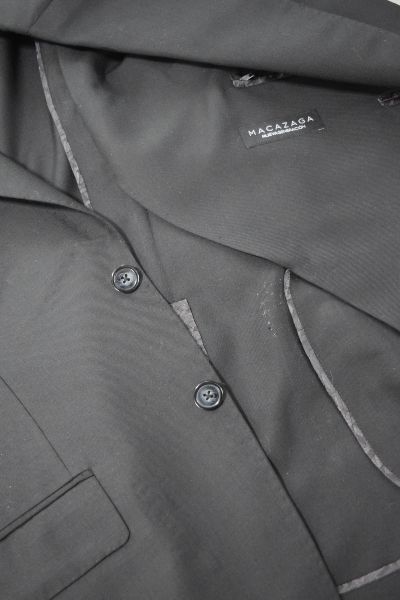 Trajes a la medida CDMX; vista cenital de un saco formal en color gris