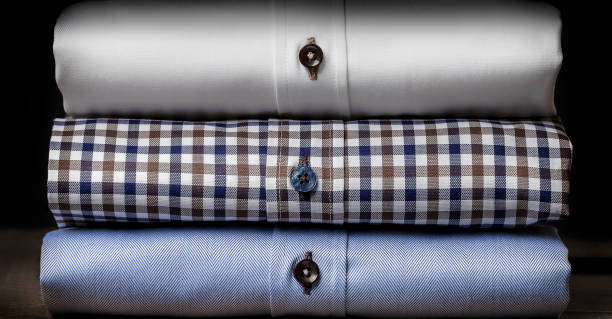 Camisas de vestir; dos caballeros revisando sacos, uno como cliente, el otro como sastre