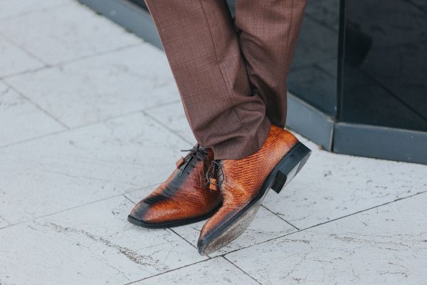 Pantalones de hombre Elegante de color marron combinado con zapatos de piel de reptil color marron con negro.