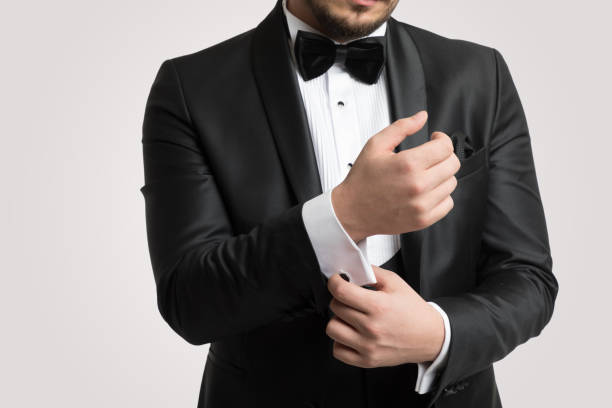Smoking hombre hispano latino con bigote elegante, usa traje hecho a la medida.