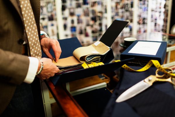 Telas para trajes; hombre revisando los diferentes tipos de telas