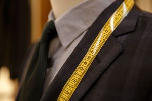 Traje a la medida; hombre comprobando medidas de su traje