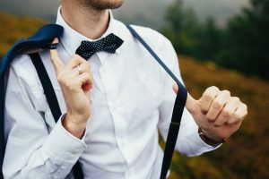 Trajes de novio; hombre con camisa, tirantes y moños