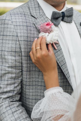 Trajes de novio para boda; traje de cuadros color gris con accesorios