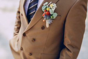 Trajes de novio para boda; traje de color café con corbata de rayas y accesorios